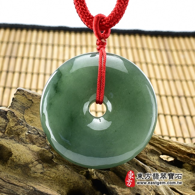 翡翠平安扣項鍊背面照片 翡翠平安扣項鍊玉珮（平安富貴：平安扣牌A貨翡翠平安扣玉珮、緬甸玉平安扣玉墜）。綠色油青種平安扣，PN050。客製化訂做各種翡翠平安扣吊墜玉珮項鍊。★附A貨翡翠雙證書
