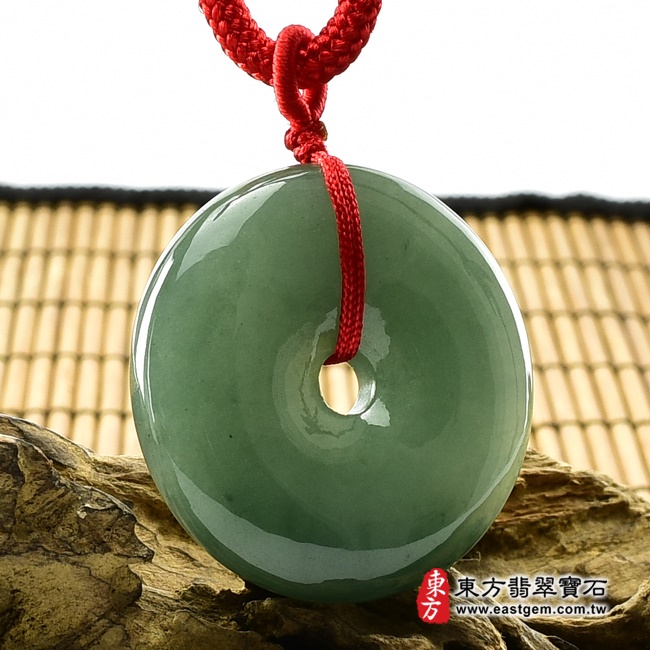 翡翠平安扣項鍊右側照片 翡翠平安扣項鍊玉珮（平安富貴：平安扣牌A貨翡翠平安扣玉珮、緬甸玉平安扣玉墜）。綠色油青種平安扣，PN050。客製化訂做各種翡翠平安扣吊墜玉珮項鍊。★附A貨翡翠雙證書