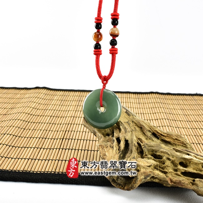 翡翠平安扣項鍊情境照片 翡翠平安扣項鍊玉珮（平安富貴：平安扣牌A貨翡翠平安扣玉珮、緬甸玉平安扣玉墜）。綠色油青種平安扣，PN050。客製化訂做各種翡翠平安扣吊墜玉珮項鍊。★附A貨翡翠雙證書