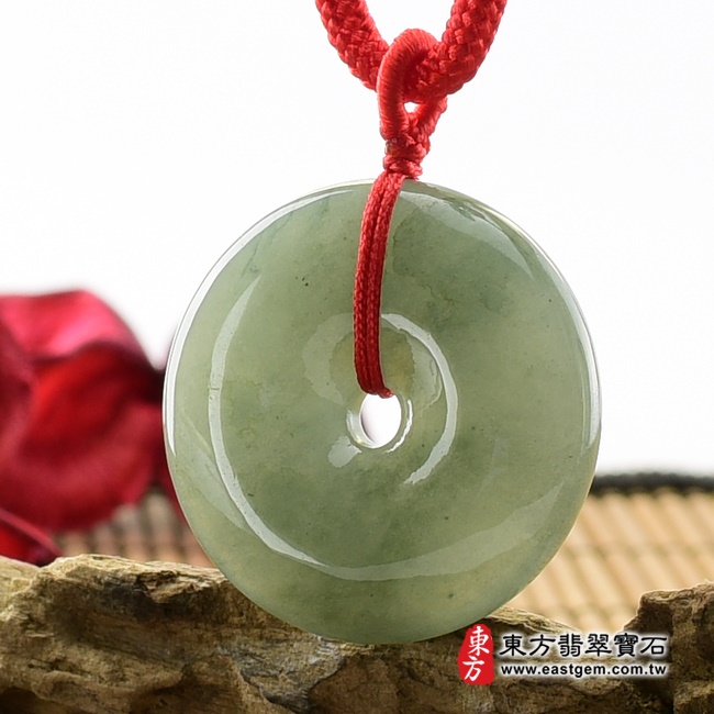 翡翠平安扣項鍊左側照片 （已出售勿下標，可訂做）翡翠平安扣項鍊玉珮（平安富貴：平安扣牌A貨翡翠平安扣玉珮、緬甸玉平安扣玉墜）。綠色油青糯種平安扣，PN051。客製化訂做各種翡翠平安扣吊墜玉珮項鍊。★附A貨翡翠雙證書