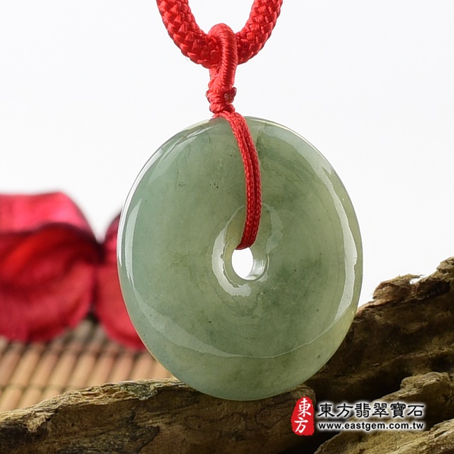 翡翠平安扣項鍊右側照片 （已出售勿下標，可訂做）翡翠平安扣項鍊玉珮（平安富貴：平安扣牌A貨翡翠平安扣玉珮、緬甸玉平安扣玉墜）。綠色油青糯種平安扣，PN051。客製化訂做各種翡翠平安扣吊墜玉珮項鍊。★附A貨翡翠雙證書