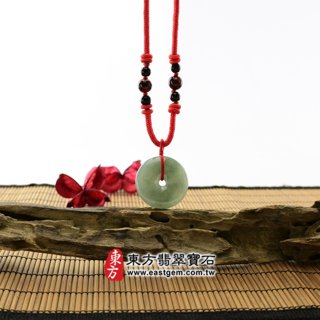 翡翠平安扣項鍊情境照片 （已出售勿下標，可訂做）翡翠平安扣項鍊玉珮（平安富貴：平安扣牌A貨翡翠平安扣玉珮、緬甸玉平安扣玉墜）。綠色油青糯種平安扣，PN051。客製化訂做各種翡翠平安扣吊墜玉珮項鍊。★附A貨翡翠雙證書