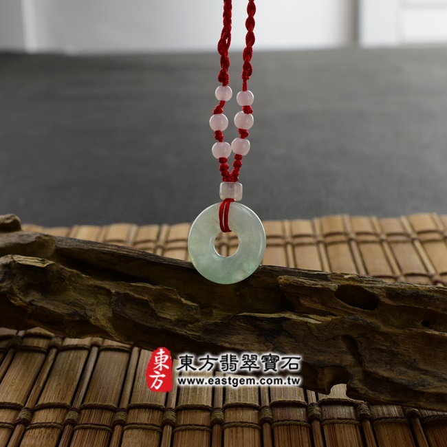 翡翠平安扣項鍊情境照片 翡翠平安扣項鍊玉珮（平安富貴：平安扣牌A貨翡翠平安扣玉珮、緬甸玉平安扣玉墜）。淺綠色糯冰種平安扣，PN052。客製化訂做各種翡翠平安扣吊墜玉珮項鍊。★附A貨翡翠雙證書
