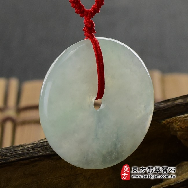 翡翠平安扣項鍊右側照片 （已出售勿下標，可訂做）翡翠平安扣項鍊玉珮（平安富貴：平安扣牌A貨翡翠平安扣玉珮、緬甸玉平安扣玉墜）。淺綠色糯冰種平安扣，PN054。客製化訂做各種翡翠平安扣吊墜玉珮項鍊。★附A貨翡翠雙證書