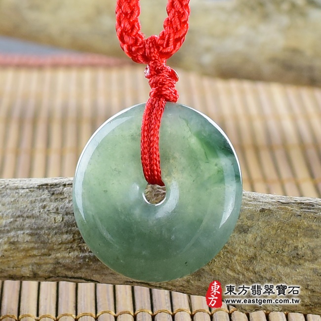 翡翠平安扣項鍊  左側照片 （已出售勿下標，可訂做）翡翠平安扣項鍊玉珮（平安富貴：平安扣牌A貨翡翠平安扣玉珮、緬甸玉平安扣玉墜）。深綠色糯冰種平安扣，PN056。客製化訂做各種翡翠平安扣吊墜玉珮項鍊。★附A貨翡翠雙證書