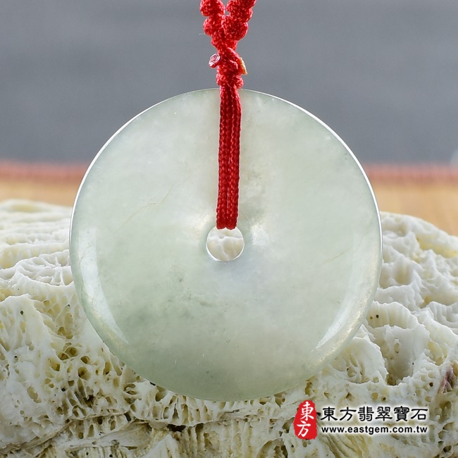 翡翠平安扣項鍊背面照片 翡翠平安扣項鍊玉珮（平安富貴：平安扣牌A貨翡翠平安扣玉珮、緬甸玉平安扣玉墜）。淺綠色糯冰種平安扣，PN057。客製化訂做各種翡翠平安扣吊墜玉珮項鍊。★附A貨翡翠雙證書