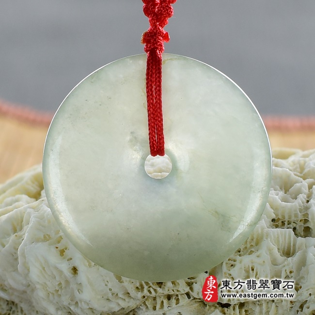 翡翠平安扣項鍊正面照片 翡翠平安扣項鍊玉珮（平安富貴：平安扣牌A貨翡翠平安扣玉珮、緬甸玉平安扣玉墜）。淺綠色糯冰種平安扣，PN057。客製化訂做各種翡翠平安扣吊墜玉珮項鍊。★附A貨翡翠雙證書