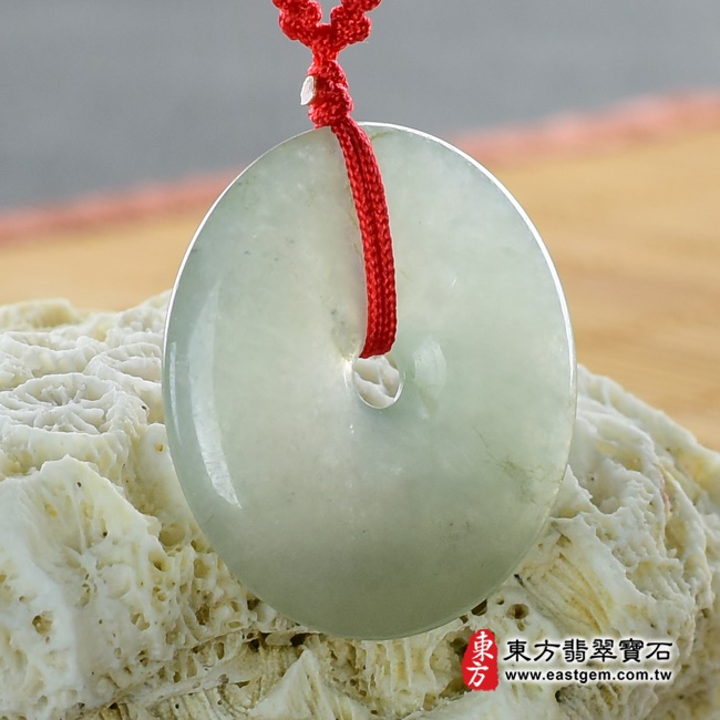 翡翠平安扣項鍊右側照片 翡翠平安扣項鍊玉珮（平安富貴：平安扣牌A貨翡翠平安扣玉珮、緬甸玉平安扣玉墜）。淺綠色糯冰種平安扣，PN057。客製化訂做各種翡翠平安扣吊墜玉珮項鍊。★附A貨翡翠雙證書