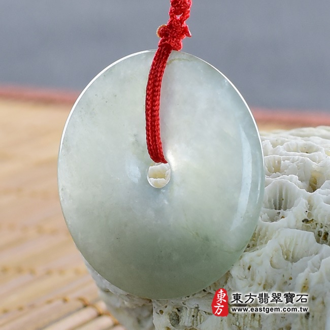 翡翠平安扣項鍊左側照片 翡翠平安扣項鍊玉珮（平安富貴：平安扣牌A貨翡翠平安扣玉珮、緬甸玉平安扣玉墜）。淺綠色糯冰種平安扣，PN057。客製化訂做各種翡翠平安扣吊墜玉珮項鍊。★附A貨翡翠雙證書