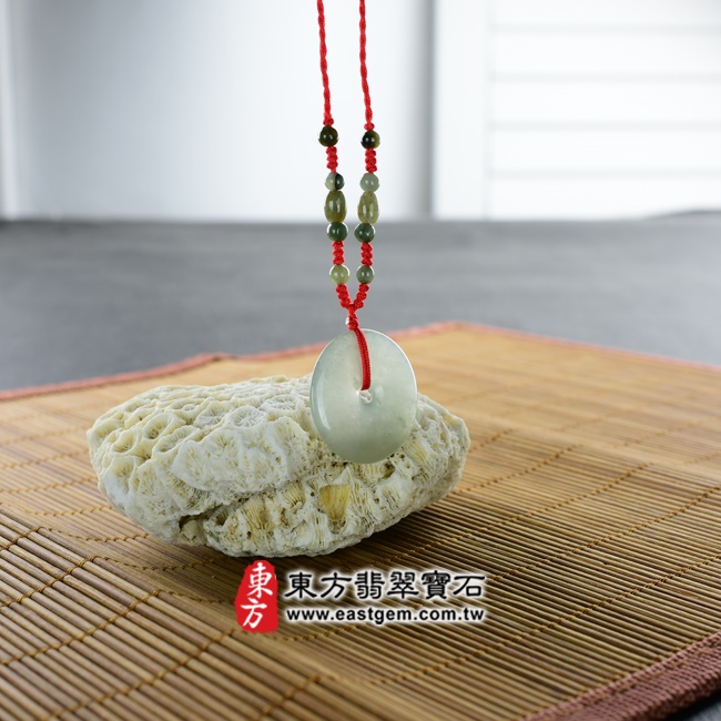 翡翠平安扣項鍊情境照片 翡翠平安扣項鍊玉珮（平安富貴：平安扣牌A貨翡翠平安扣玉珮、緬甸玉平安扣玉墜）。淺綠色糯冰種平安扣，PN057。客製化訂做各種翡翠平安扣吊墜玉珮項鍊。★附A貨翡翠雙證書