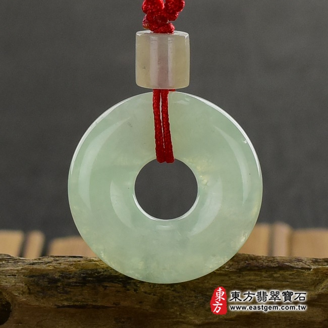 翡翠平安扣項鍊正面照片 （已出售勿下標，可訂做）翡翠平安扣項鍊玉珮（平安富貴：平安扣牌A貨翡翠平安扣玉珮、緬甸玉平安扣玉墜）。淺綠色糯種平安扣，PN061。客製化訂做各種翡翠平安扣吊墜玉珮項鍊。★附A貨翡翠雙證書