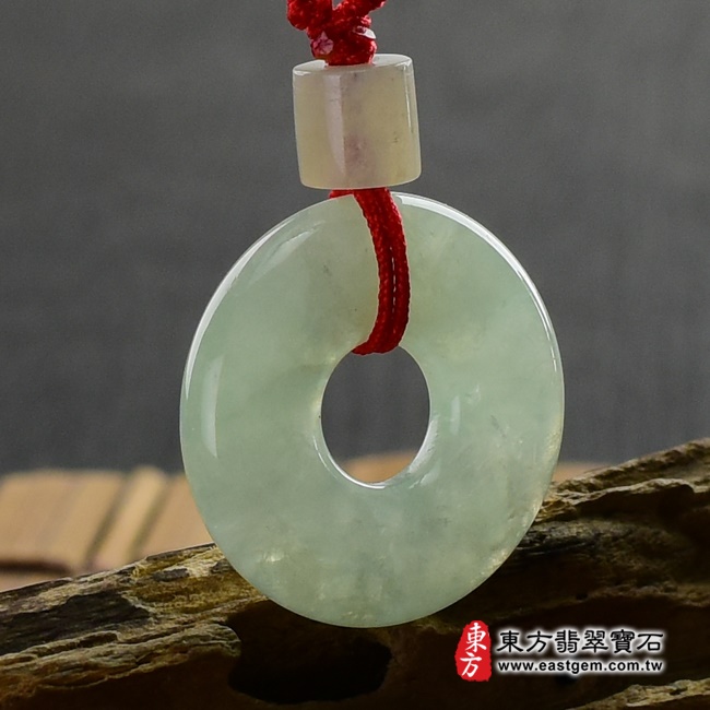 翡翠平安扣項鍊右側照片 （已出售勿下標，可訂做）翡翠平安扣項鍊玉珮（平安富貴：平安扣牌A貨翡翠平安扣玉珮、緬甸玉平安扣玉墜）。淺綠色糯種平安扣，PN061。客製化訂做各種翡翠平安扣吊墜玉珮項鍊。★附A貨翡翠雙證書