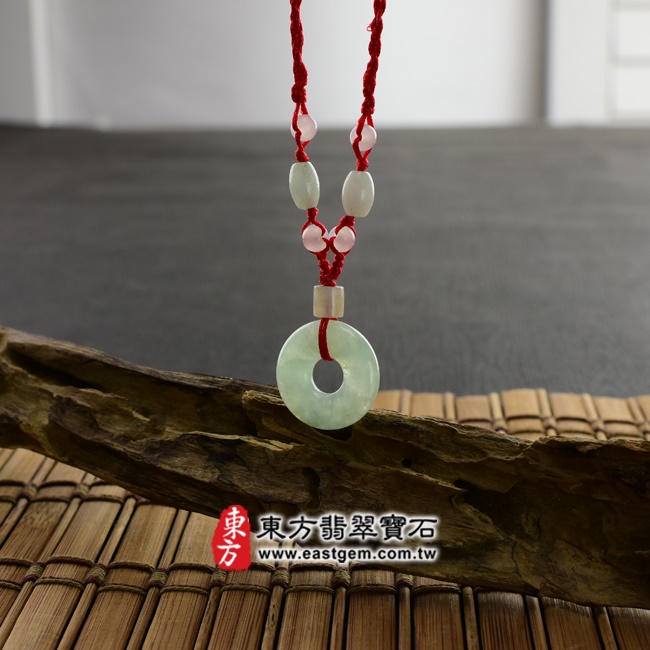 翡翠平安扣項鍊情境照片 （已出售勿下標，可訂做）翡翠平安扣項鍊玉珮（平安富貴：平安扣牌A貨翡翠平安扣玉珮、緬甸玉平安扣玉墜）。淺綠色糯種平安扣，PN061。客製化訂做各種翡翠平安扣吊墜玉珮項鍊。★附A貨翡翠雙證書