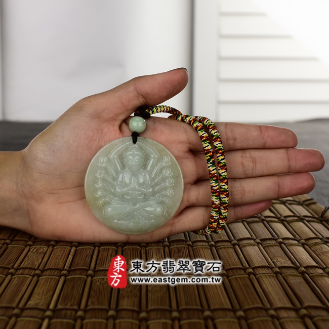 千手觀音項鍊玉珮大小示意照片   （已出售勿下標，可訂做）翡翠千手觀音項鍊玉珮（千手觀音：千手觀音牌A貨翡翠千手觀音玉珮、緬甸玉千手觀音玉墜）。淡綠色糯種千手觀音，LH040。客製化訂做各種翡翠千手觀音吊墜玉珮項鍊。★附A貨翡翠雙證書.jpg