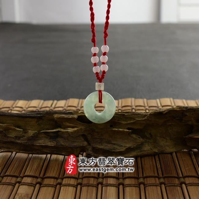 翡翠平安扣項鍊情境照片 翡翠平安扣項鍊玉珮（平安富貴：平安扣牌A貨翡翠平安扣玉珮、緬甸玉平安扣玉墜）。淺綠色糯種平安扣，PN062。客製化訂做各種翡翠平安扣吊墜玉珮項鍊。★附A貨翡翠雙證書