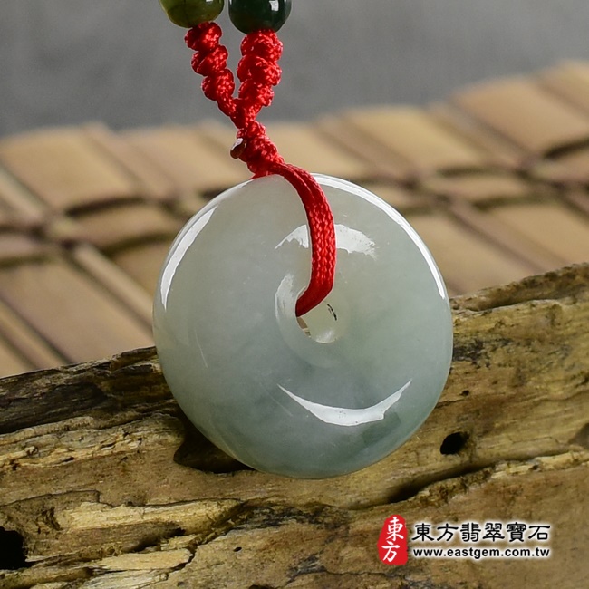 翡翠平安扣項鍊右側照片 翡翠平安扣項鍊玉珮（平安富貴：平安扣牌A貨翡翠平安扣玉珮、緬甸玉平安扣玉墜）。飄花糯種平安扣，PN068。客製化訂做各種翡翠平安扣吊墜玉珮項鍊。★附A貨翡翠雙證書