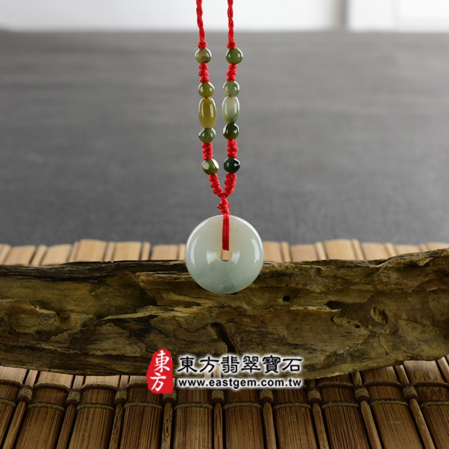 翡翠平安扣項鍊情境照片 翡翠平安扣項鍊玉珮（平安富貴：平安扣牌A貨翡翠平安扣玉珮、緬甸玉平安扣玉墜）。飄花糯種平安扣，PN068。客製化訂做各種翡翠平安扣吊墜玉珮項鍊。★附A貨翡翠雙證書