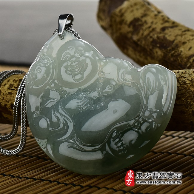 彌勒佛項鍊玉珮右側照片   （已出售勿下標，可訂做）翡翠彌勒佛項鍊玉珮（彌勒佛：彌勒佛牌A貨翡翠彌勒佛玉珮、緬甸玉彌勒佛玉墜）。綠色糯種彌勒佛，ML136。客製化訂做各種翡翠彌勒佛吊墜玉珮項鍊。★附A貨翡翠雙證書.jpg