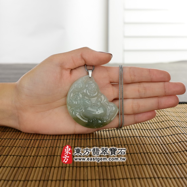 彌勒佛項鍊玉珮大小示意照片   （已出售勿下標，可訂做）翡翠彌勒佛項鍊玉珮（彌勒佛：彌勒佛牌A貨翡翠彌勒佛玉珮、緬甸玉彌勒佛玉墜）。綠色糯種彌勒佛，ML136。客製化訂做各種翡翠彌勒佛吊墜玉珮項鍊。★附A貨翡翠雙證書.jpg
