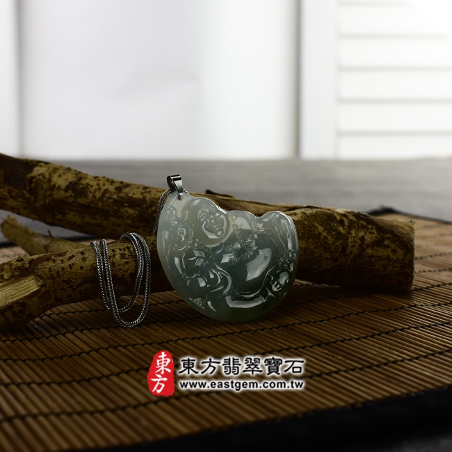 彌勒佛項鍊玉珮意境照片   （已出售勿下標，可訂做）翡翠彌勒佛項鍊玉珮（彌勒佛：彌勒佛牌A貨翡翠彌勒佛玉珮、緬甸玉彌勒佛玉墜）。綠色糯種彌勒佛，ML136。客製化訂做各種翡翠彌勒佛吊墜玉珮項鍊。★附A貨翡翠雙證書.jpg