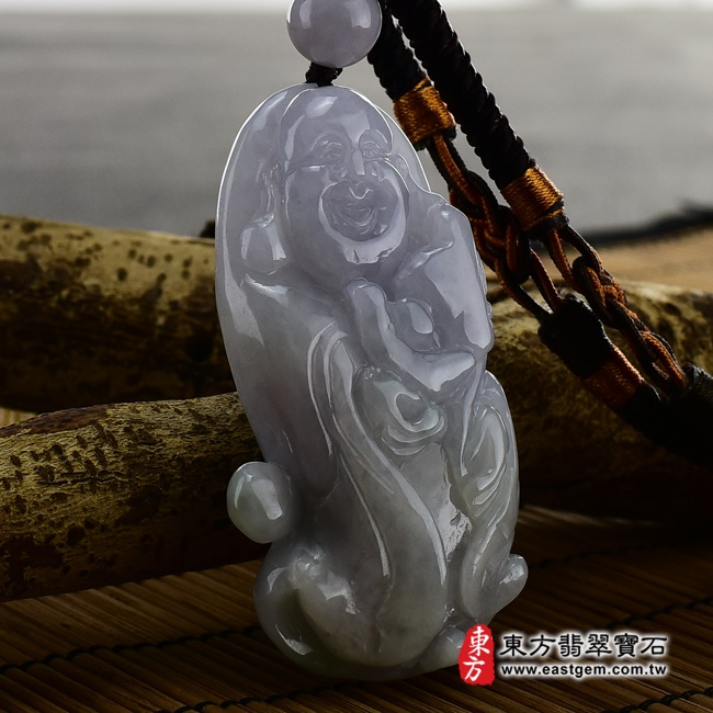 彌勒佛項鍊玉珮左側照片   （已出售勿下標，可訂做）翡翠彌勒佛項鍊玉珮（彌勒佛：彌勒佛牌A貨翡翠彌勒佛玉珮、緬甸玉彌勒佛玉墜）。糯種淡紫羅蘭彌勒佛，ML138。客製化訂做各種翡翠彌勒佛吊墜玉珮項鍊。★附A貨翡翠雙證書.jpg