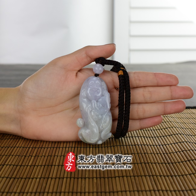 彌勒佛項鍊玉珮大小示意照片   （已出售勿下標，可訂做）翡翠彌勒佛項鍊玉珮（彌勒佛：彌勒佛牌A貨翡翠彌勒佛玉珮、緬甸玉彌勒佛玉墜）。糯種淡紫羅蘭彌勒佛，ML138。客製化訂做各種翡翠彌勒佛吊墜玉珮項鍊。★附A貨翡翠雙證書.jpg