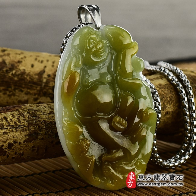 彌勒佛項鍊玉珮左側照片  （已出售勿下標，可訂做） 翡翠彌勒佛項鍊玉珮（彌勒佛：彌勒佛牌A貨翡翠彌勒佛玉珮、緬甸玉彌勒佛玉墜）。白翡翠帶黃翡翠彌勒佛，ML141。客製化訂做各種翡翠彌勒佛吊墜玉珮項鍊。★附A貨翡翠雙證書.jpg