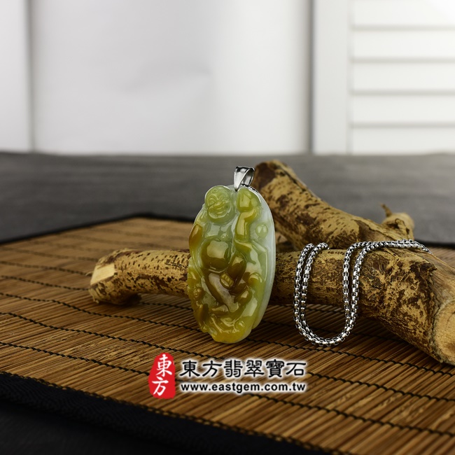 彌勒佛項鍊玉珮意境照片  （已出售勿下標，可訂做） 翡翠彌勒佛項鍊玉珮（彌勒佛：彌勒佛牌A貨翡翠彌勒佛玉珮、緬甸玉彌勒佛玉墜）。白翡翠帶黃翡翠彌勒佛，ML141。客製化訂做各種翡翠彌勒佛吊墜玉珮項鍊。★附A貨翡翠雙證書.jpg