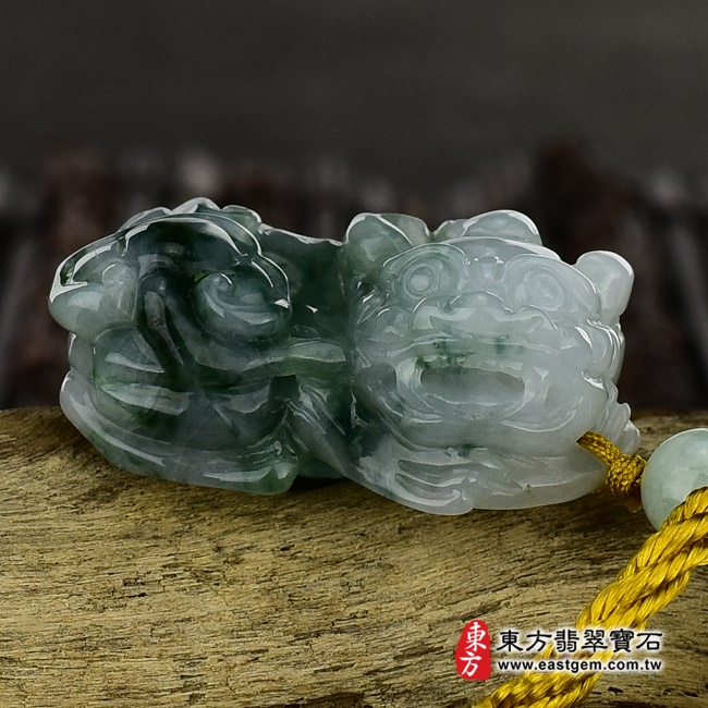 貔貅項鍊玉珮正面照片   翡翠貔貅項鍊玉珮（招財貔貅：貔貅牌A貨翡翠貔貅玉珮、緬甸玉貔貅玉墜）。淡綠色細糯種帶飄花貔貅，PF335。客製化訂做各種翡翠貔貅吊墜玉珮項鍊。★附A貨翡翠雙證書.jpg