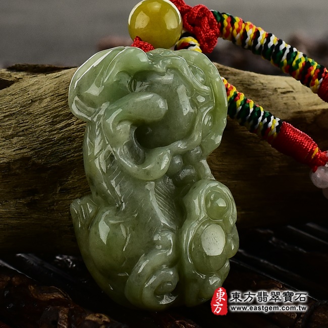 貔貅項鍊玉珮左側照片  （已出售勿下標，可訂做） 翡翠貔貅項鍊玉珮（招財貔貅：貔貅牌A貨翡翠貔貅玉珮、緬甸玉貔貅玉墜）。綠黃色豆種貔貅，PF336。客製化訂做各種翡翠貔貅吊墜玉珮項鍊。★附A貨翡翠雙證書.jpg
