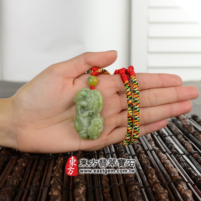 貔貅項鍊玉珮大小示意照片   （已出售勿下標，可訂做）翡翠貔貅項鍊玉珮（招財貔貅：貔貅牌A貨翡翠貔貅玉珮、緬甸玉貔貅玉墜）。綠黃色豆種貔貅，PF336。客製化訂做各種翡翠貔貅吊墜玉珮項鍊。★附A貨翡翠雙證書.jpg
