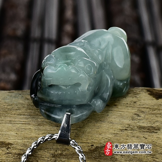 貔貅項鍊玉珮正面照片   （已出售勿下標，可訂做）翡翠貔貅項鍊玉珮（招財貔貅：貔貅牌A貨翡翠貔貅玉珮、緬甸玉貔貅玉墜）。綠色糯種花青貔貅，PF337。客製化訂做各種翡翠貔貅吊墜玉珮項鍊。★附A貨翡翠雙證書