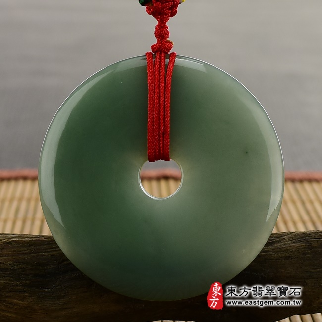 平安扣項鍊玉珮正面照片   翡翠平安扣項鍊玉珮（平安富貴：平安扣牌A貨翡翠平安扣玉珮、緬甸玉平安扣玉墜）。綠色糯種油青平安扣，PN249。客製化訂做各種翡翠平安扣吊墜玉珮項鍊。★附A貨翡翠雙證書.jpg