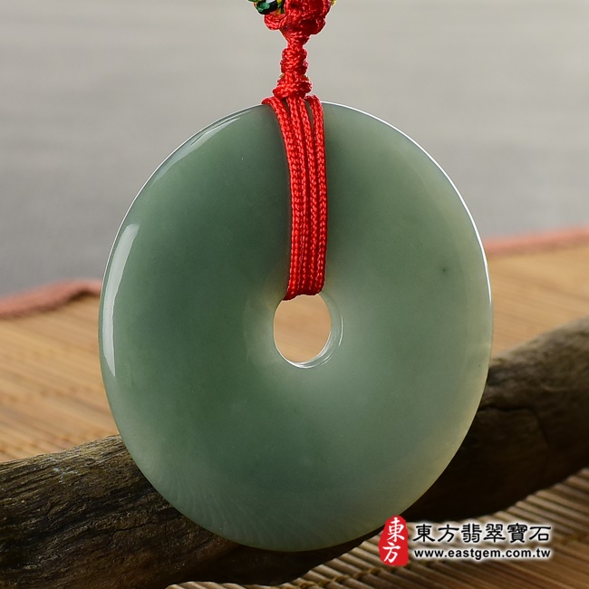 平安扣項鍊玉珮左側照片   翡翠平安扣項鍊玉珮（平安富貴：平安扣牌A貨翡翠平安扣玉珮、緬甸玉平安扣玉墜）。綠色糯種油青平安扣，PN249。客製化訂做各種翡翠平安扣吊墜玉珮項鍊。★附A貨翡翠雙證書.jpg