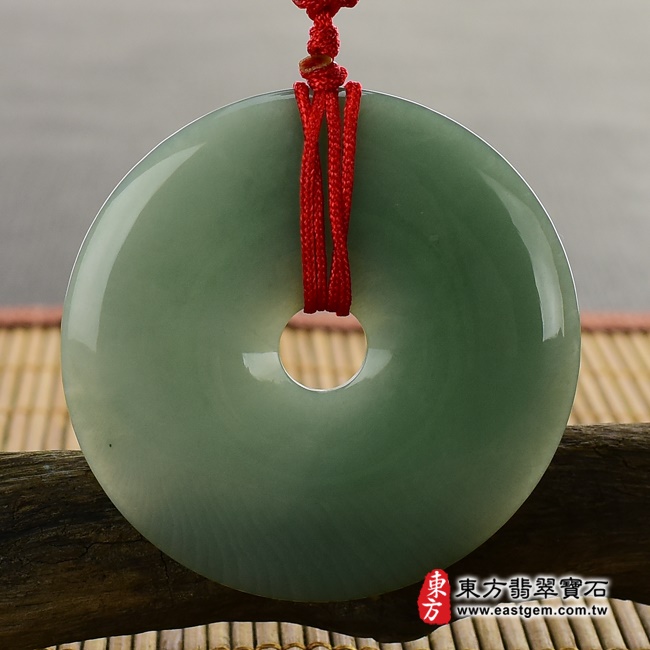 平安扣項鍊玉珮背面照片   翡翠平安扣項鍊玉珮（平安富貴：平安扣牌A貨翡翠平安扣玉珮、緬甸玉平安扣玉墜）。綠色糯種油青平安扣，PN249。客製化訂做各種翡翠平安扣吊墜玉珮項鍊。★附A貨翡翠雙證書.jpg