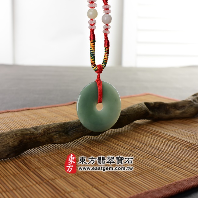 平安扣項鍊玉珮意境照片   翡翠平安扣項鍊玉珮（平安富貴：平安扣牌A貨翡翠平安扣玉珮、緬甸玉平安扣玉墜）。綠色糯種油青平安扣，PN249。客製化訂做各種翡翠平安扣吊墜玉珮項鍊。★附A貨翡翠雙證書.jpg