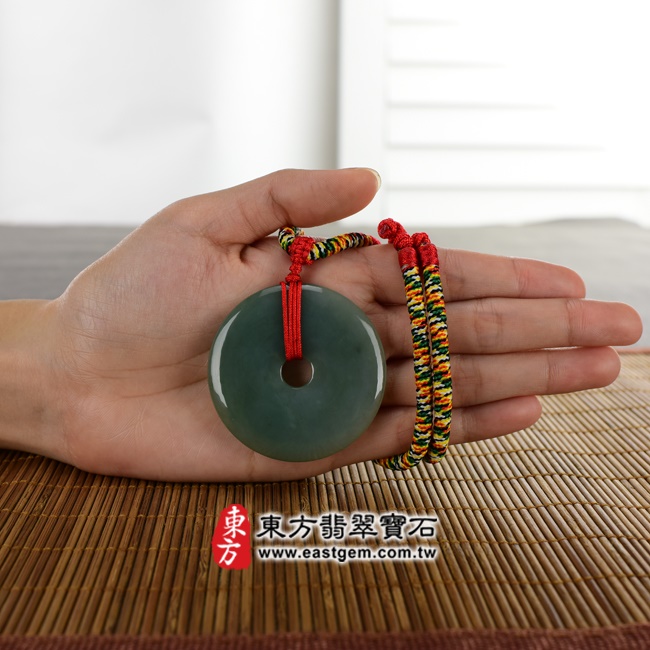 平安扣項鍊玉珮大小示意圖照片   翡翠平安扣項鍊玉珮（平安富貴：平安扣牌A貨翡翠平安扣玉珮、緬甸玉平安扣玉墜）。綠色糯種油青平安扣，PN249。客製化訂做各種翡翠平安扣吊墜玉珮項鍊。★附A貨翡翠雙證書.jpg