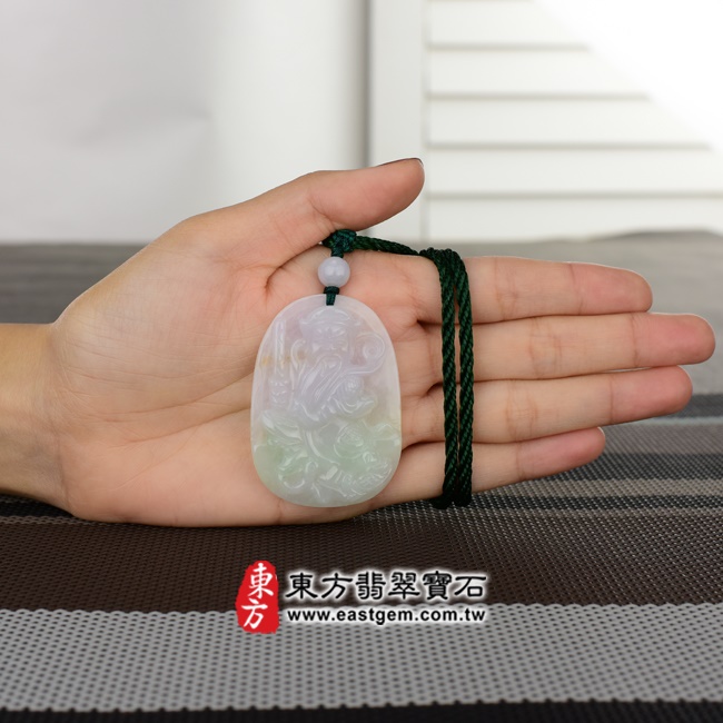 玄天上帝項鍊玉珮  大小示意照片   （已出售勿下標，可訂做）翡翠玄天上帝項鍊玉珮（玄天上帝：玄天上帝牌A貨翡翠玄天上帝玉珮、緬甸玉玄天上帝玉墜）。糯冰種春帶彩玄天上帝，ST019。客製化訂做各種翡翠玄天上帝吊墜玉珮項鍊。★附A貨翡翠雙證書.jpg