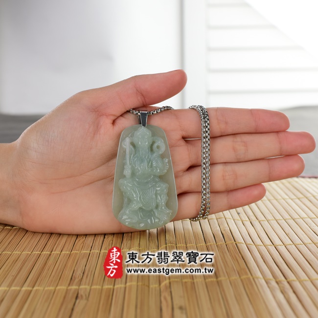 玄天上帝項鍊玉珮大小示意照片   （已出售勿下標，可訂做）翡翠玄天上帝項鍊玉珮（玄天上帝：玄天上帝牌A貨翡翠玄天上帝玉珮、緬甸玉玄天上帝玉墜）。淡綠細糯種玄天上帝，ST024。客製化訂做各種翡翠玄天上帝吊墜玉珮項鍊。★附A貨翡翠雙證書.jpg