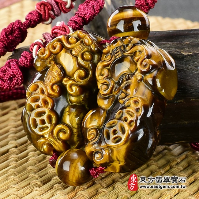 黃虎眼石貔貅項鍊玉珮右側照片 黃虎眼石貔貅項鍊玉珮（招財貔貅：貔貅牌黃虎眼石貔貅玉珮、黃虎眼石貔貅玉墜）。黃虎眼石貔貅，PF220。客製化訂做各種黃虎眼石貔貅吊墜玉珮項鍊。★東方翡翠寶石保證卡