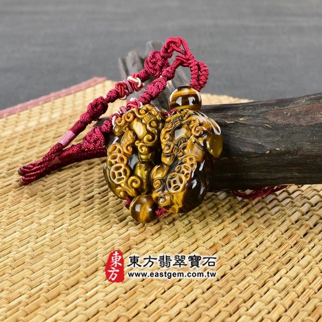 黃虎眼石貔貅項鍊玉珮情境照片 黃虎眼石貔貅項鍊玉珮（招財貔貅：貔貅牌黃虎眼石貔貅玉珮、黃虎眼石貔貅玉墜）。黃虎眼石貔貅，PF220。客製化訂做各種黃虎眼石貔貅吊墜玉珮項鍊。★東方翡翠寶石保證卡