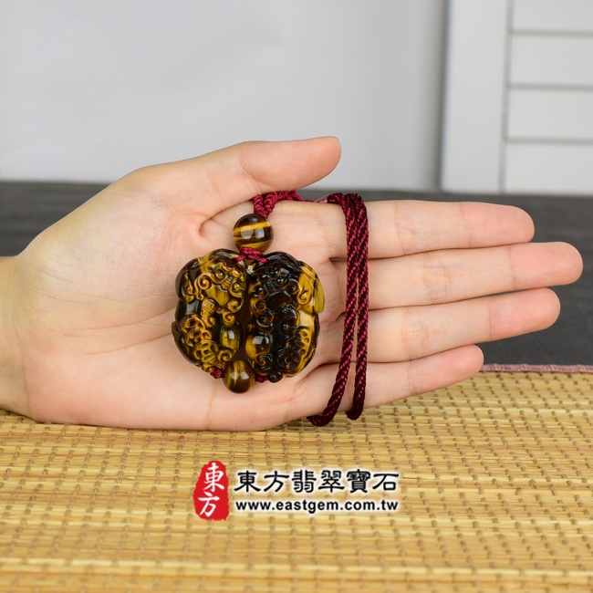 黃虎眼石貔貅項鍊玉珮大小示意圖 黃虎眼石貔貅項鍊玉珮（招財貔貅：貔貅牌黃虎眼石貔貅玉珮、黃虎眼石貔貅玉墜）。黃虎眼石貔貅，PF220。客製化訂做各種黃虎眼石貔貅吊墜玉珮項鍊。★東方翡翠寶石保證卡