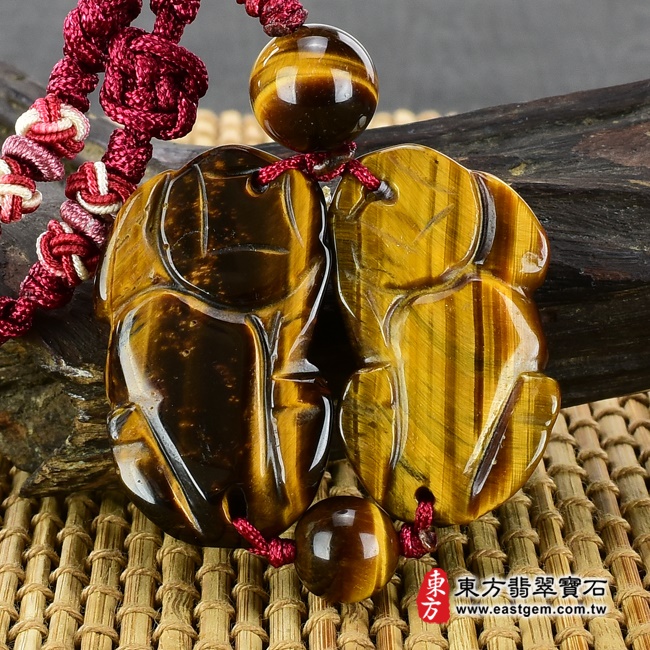 黃虎眼石貔貅項鍊玉珮背面照片 黃虎眼石貔貅項鍊玉珮（招財貔貅：貔貅牌黃虎眼石貔貅玉珮、黃虎眼石貔貅玉墜）。黃虎眼石貔貅，PF220。客製化訂做各種黃虎眼石貔貅吊墜玉珮項鍊。★東方翡翠寶石保證卡