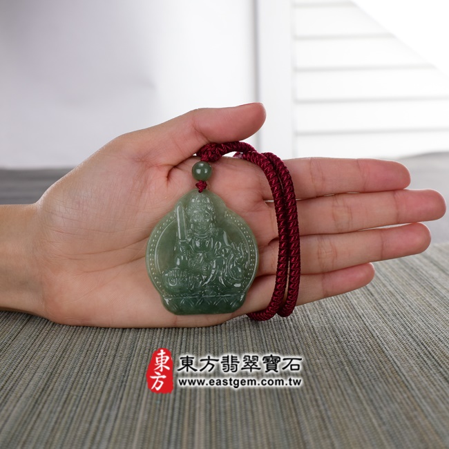 文殊菩薩項鍊玉珮大小示意照片   （已出售勿下標，可訂做）翡翠文殊菩薩項鍊玉珮（文殊菩薩：文殊菩薩牌A貨翡翠文殊菩薩玉珮、緬甸玉文殊菩薩玉墜）。綠色糯種油青文殊菩薩，WS025。客製化訂做各種翡翠文殊菩薩吊墜玉珮項鍊。★附A貨翡翠雙證書.jpg
