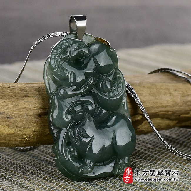 三合六合(羊豬狗)項鍊玉珮左側照片   （已出售勿下標，可訂做）翡翠生肖兔三合六合貴人項鍊玉珮（生肖屬兔，最適合配戴三合六合貴人項鍊，羊豬狗：兔牌A貨翡翠生肖兔玉珮、緬甸玉生肖兔玉墜、兔十二生肖項鍊）。綠色油青種帶些許黃翡翠兔，ZH049。客製化訂做各種翡翠生肖兔吊墜玉珮項鍊。★附A貨翡翠雙證書.jpg