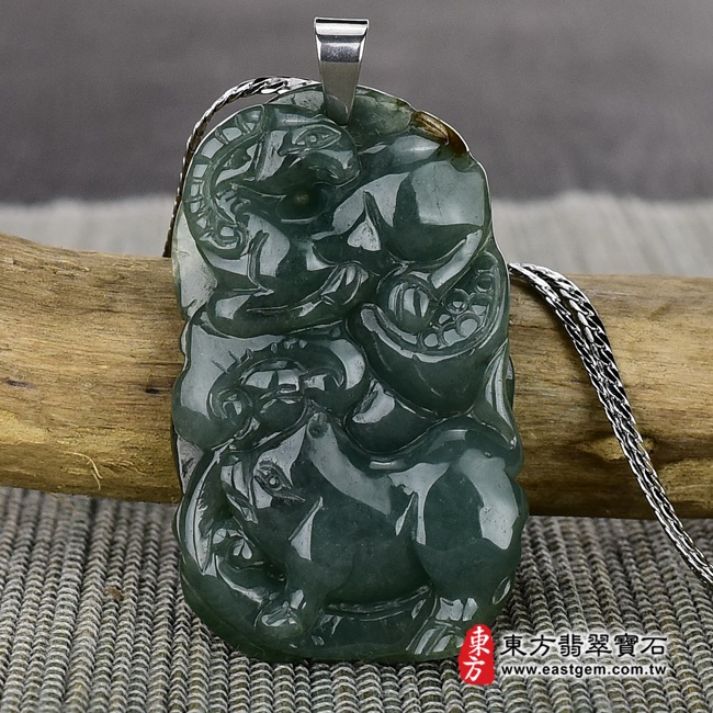 三合六合(羊豬狗)項鍊玉珮正面照片   （已出售勿下標，可訂做）翡翠生肖兔三合六合貴人項鍊玉珮（生肖屬兔，最適合配戴三合六合貴人項鍊，羊豬狗：兔牌A貨翡翠生肖兔玉珮、緬甸玉生肖兔玉墜、兔十二生肖項鍊）。綠色油青種帶些許黃翡翠兔，ZH049。客製化訂做各種翡翠生肖兔吊墜玉珮項鍊。★附A貨翡翠雙證書.jpg