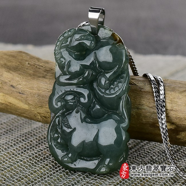 三合六合(羊豬狗)項鍊玉珮右側照片   （已出售勿下標，可訂做）翡翠生肖兔三合六合貴人項鍊玉珮（生肖屬兔，最適合配戴三合六合貴人項鍊，羊豬狗：兔牌A貨翡翠生肖兔玉珮、緬甸玉生肖兔玉墜、兔十二生肖項鍊）。綠色油青種帶些許黃翡翠兔，ZH049。客製化訂做各種翡翠生肖兔吊墜玉珮項鍊。★附A貨翡翠雙證書.jpg