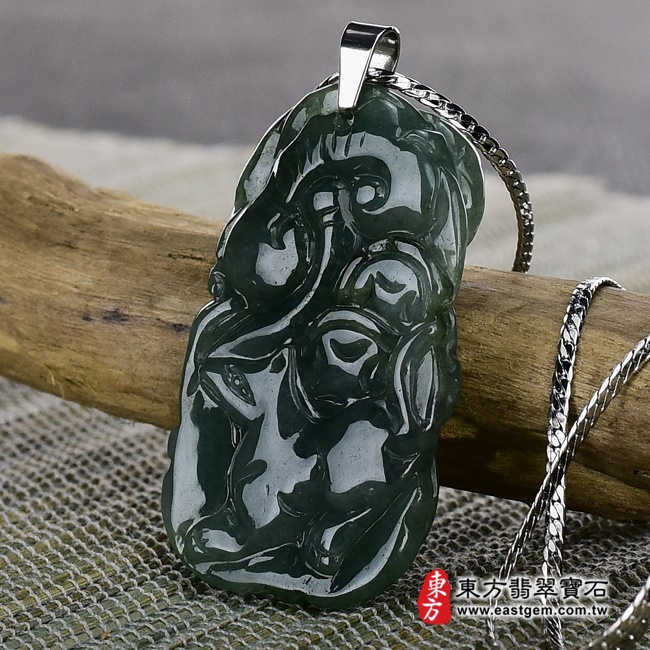 三合六合(羊豬狗)項鍊玉珮背面右側照片   （已出售勿下標，可訂做）翡翠生肖兔三合六合貴人項鍊玉珮（生肖屬兔，最適合配戴三合六合貴人項鍊，羊豬狗：兔牌A貨翡翠生肖兔玉珮、緬甸玉生肖兔玉墜、兔十二生肖項鍊）。綠色油青種帶些許黃翡翠兔，ZH049。客製化訂做各種翡翠生肖兔吊墜玉珮項鍊。★附A貨翡翠雙證書.jpg