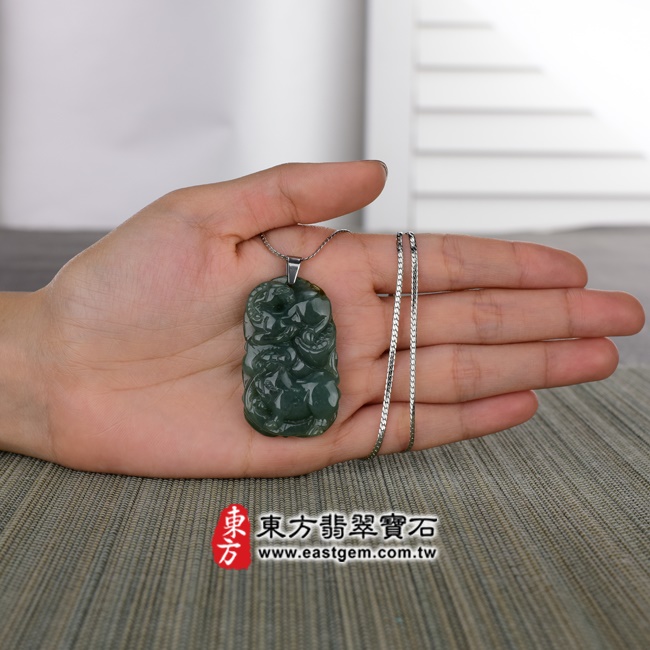 三合六合(羊豬狗)項鍊玉珮大小示意照片  （已出售勿下標，可訂做） 翡翠生肖兔三合六合貴人項鍊玉珮（生肖屬兔，最適合配戴三合六合貴人項鍊，羊豬狗：兔牌A貨翡翠生肖兔玉珮、緬甸玉生肖兔玉墜、兔十二生肖項鍊）。綠色油青種帶些許黃翡翠兔，ZH049。客製化訂做各種翡翠生肖兔吊墜玉珮項鍊。★附A貨翡翠雙證書.jpg