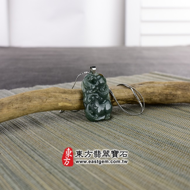 三合六合(羊豬狗)項鍊玉珮意境照片   （已出售勿下標，可訂做）翡翠生肖兔三合六合貴人項鍊玉珮（生肖屬兔，最適合配戴三合六合貴人項鍊，羊豬狗：兔牌A貨翡翠生肖兔玉珮、緬甸玉生肖兔玉墜、兔十二生肖項鍊）。綠色油青種帶些許黃翡翠兔，ZH049。客製化訂做各種翡翠生肖兔吊墜玉珮項鍊。★附A貨翡翠雙證書.jpg